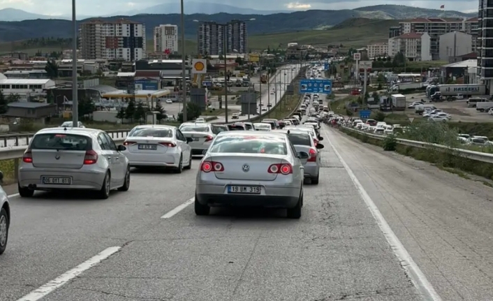 Bayram dönüşü çileye dönüştü: Kırıkkale geçişinde 15 kilometrelik kuyruk